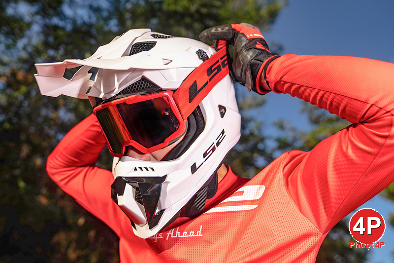 kinh chan mu bao hiem ls2 charger