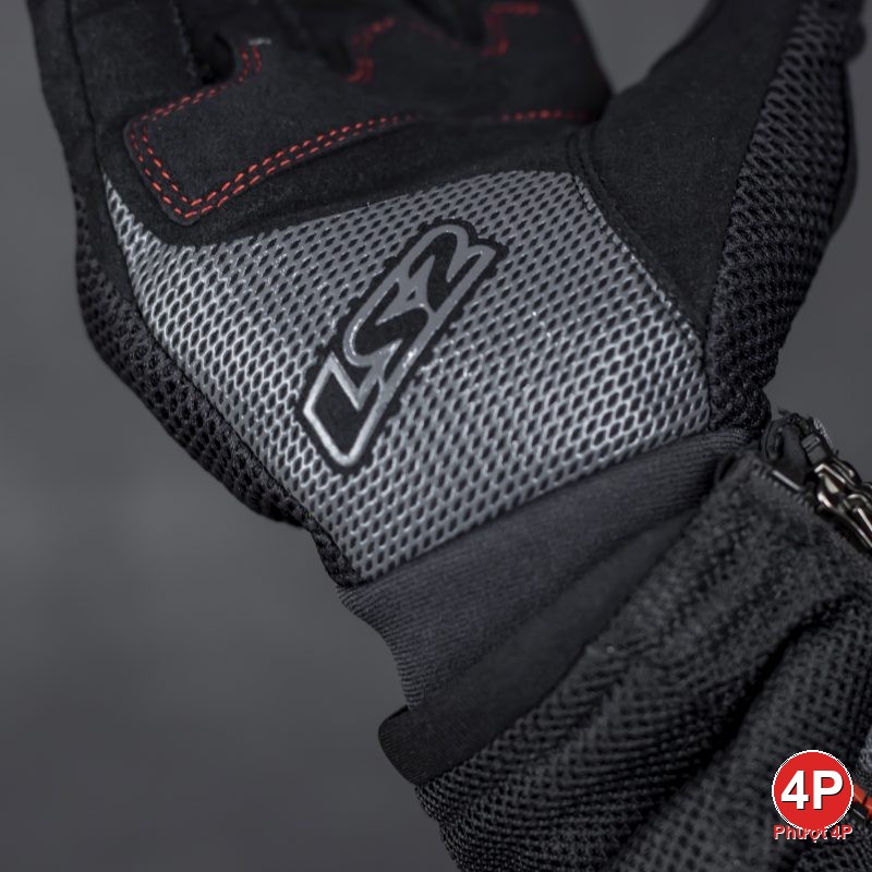 Lòng bàn tay được phủ thêm lớp silicon dạng lưới tăng độ bám